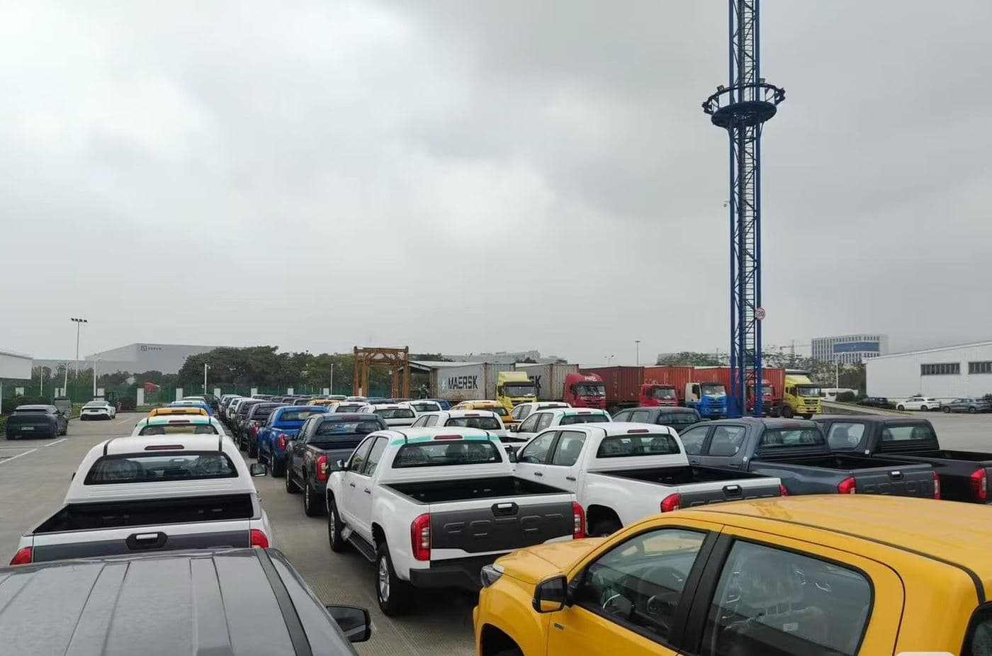 Véhicules en attente au port